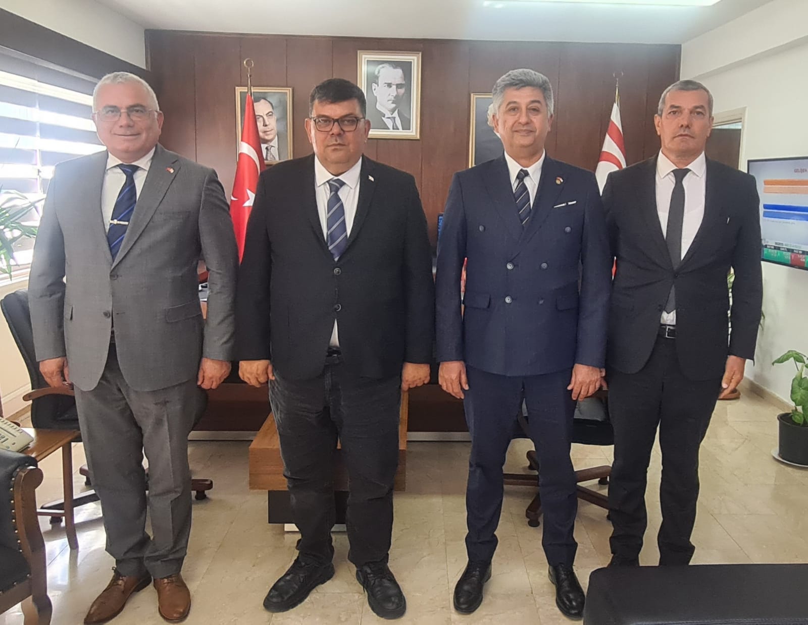 BAKAN BEROVA GÖREV SÜRESİ DOLAN SİVİL SAVUNMA TEŞKİLAT BAŞKANI ATİLLA KARACA VE BU GÖREVİ DEVRALACAK HAKAN BALABAN'I MAKAMINDA KABUL ETTİ BAKAN BEROVA GÖREV SÜRESİ DOLAN SİVİL SAVUNMA TEŞKİLAT BAŞKANI ATİLLA KARACA VE BU GÖREVİ DEVRALACAK HAKAN BALABAN'I MAKAMINDA KABUL ETTİ
