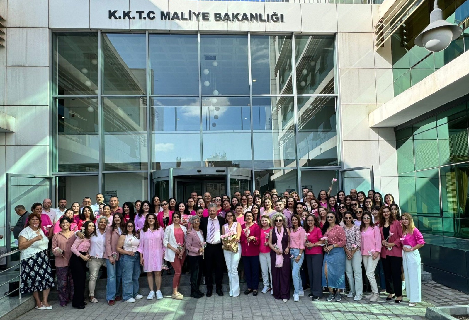 GELİR VE VERGİ DAİRESİ MÜDÜRLÜĞÜ’NDEN “PEMBE ETKİNLİK”: MEME KANSERİ FARKINDALIĞINA DESTEK